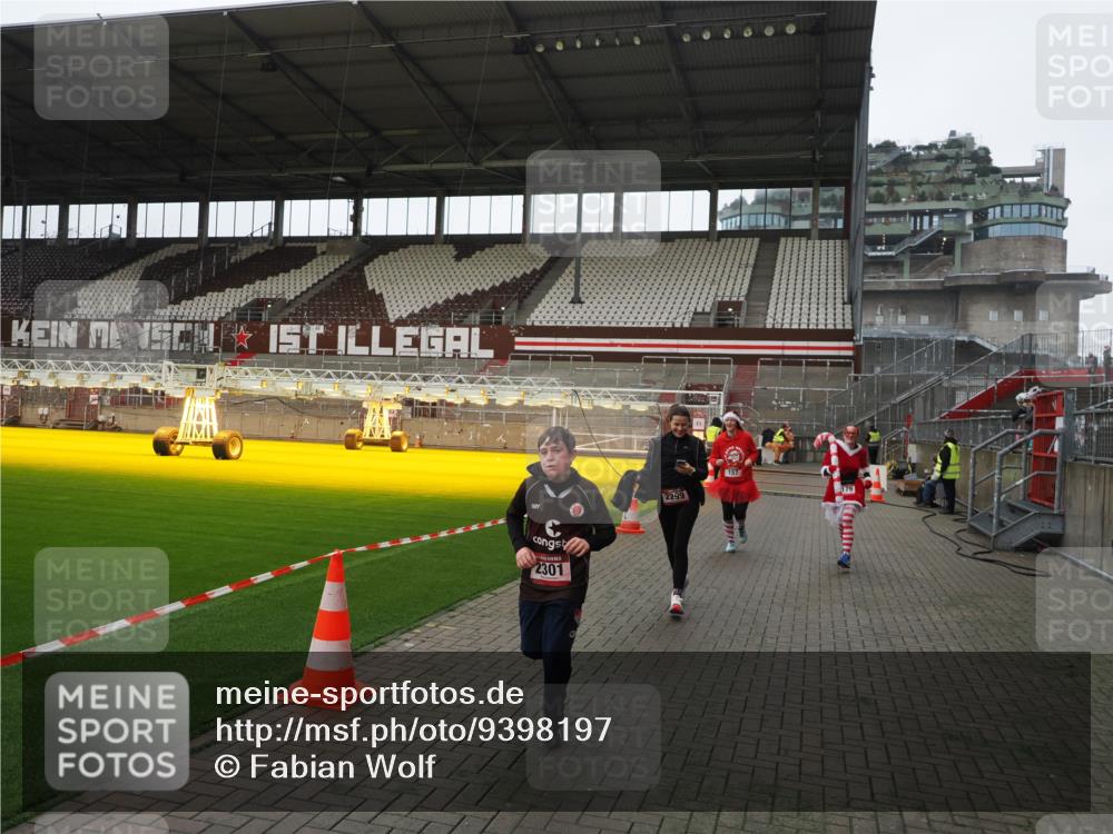 07.12.2025 - St. Pauli X-Mass-Run No. 15 Fabian Wolf http://msf.ph/oto/9398197 07.12.2025 10:49:32 Ziel 157, 890, 1179, 1273, 1274, 1663, 2299, 2301, 2421, 2764, 2765 meine-sportfotos.de