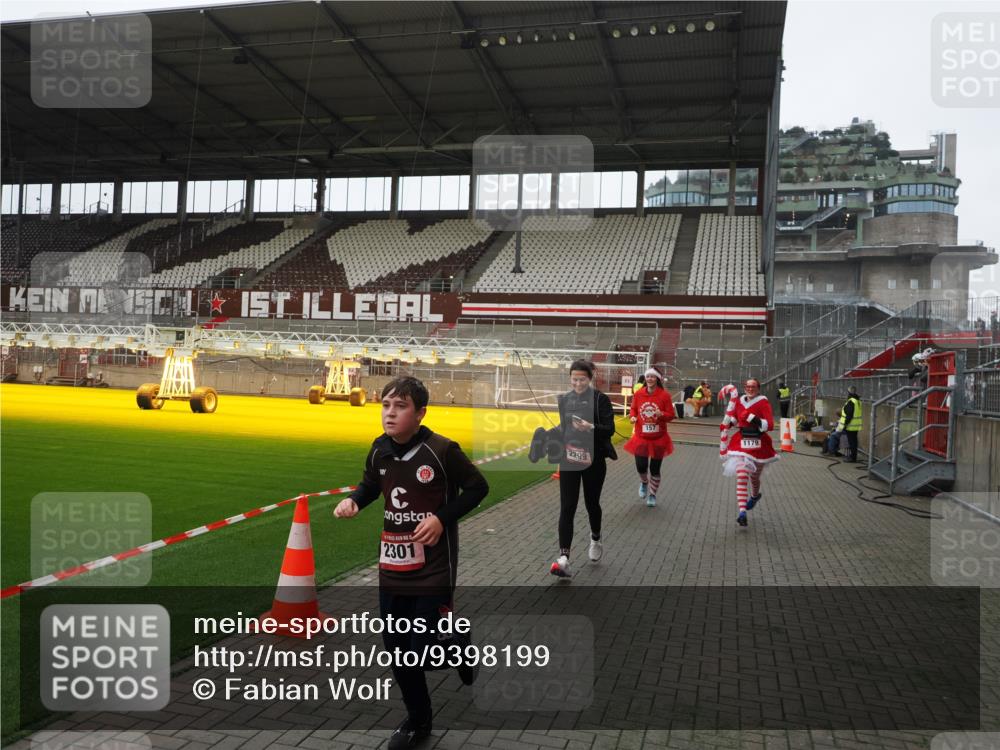 07.12.2025 - St. Pauli X-Mass-Run No. 15 Fabian Wolf http://msf.ph/oto/9398199 07.12.2025 10:49:32 Ziel 157, 890, 1179, 1273, 1274, 1663, 2299, 2301, 2421, 2764, 2765 meine-sportfotos.de