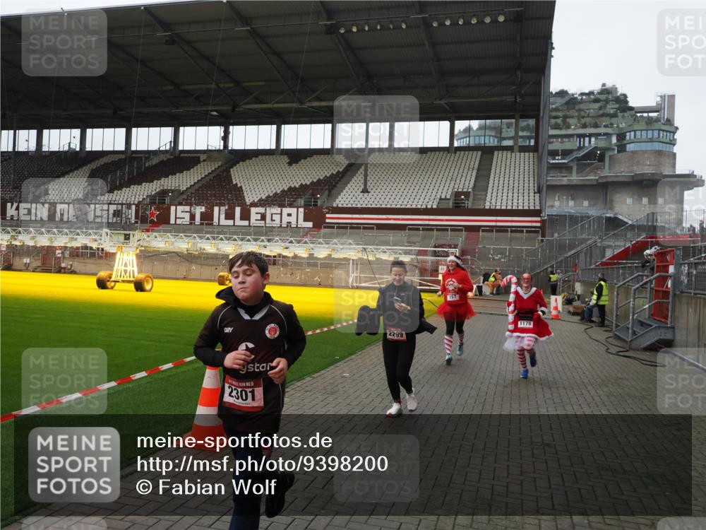 07.12.2025 - St. Pauli X-Mass-Run No. 15 Fabian Wolf http://msf.ph/oto/9398200 07.12.2025 10:49:32 Ziel 157, 890, 1179, 1273, 1274, 1663, 2299, 2301, 2421, 2764, 2765 meine-sportfotos.de