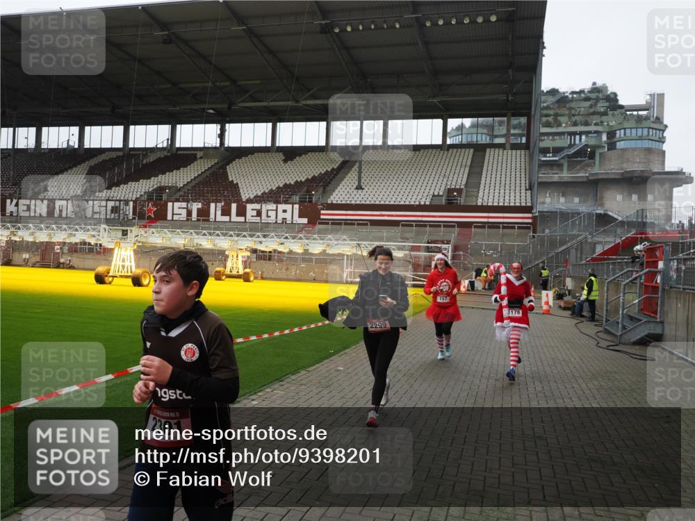 07.12.2025 - St. Pauli X-Mass-Run No. 15 Fabian Wolf http://msf.ph/oto/9398201 07.12.2025 10:49:33 Ziel 157, 890, 1179, 1273, 1274, 1663, 2299, 2301, 2421 meine-sportfotos.de