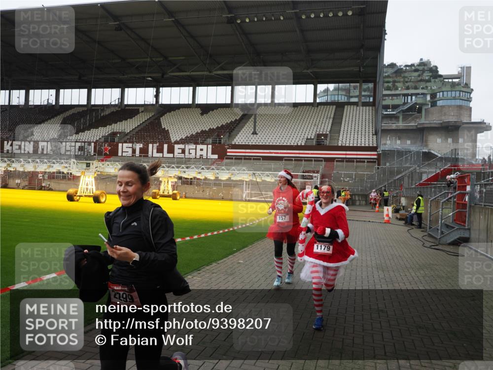07.12.2025 - St. Pauli X-Mass-Run No. 15 Fabian Wolf http://msf.ph/oto/9398207 07.12.2025 10:49:34 Ziel 157, 890, 1179, 1273, 1274, 1663, 2299, 2301, 2421 meine-sportfotos.de