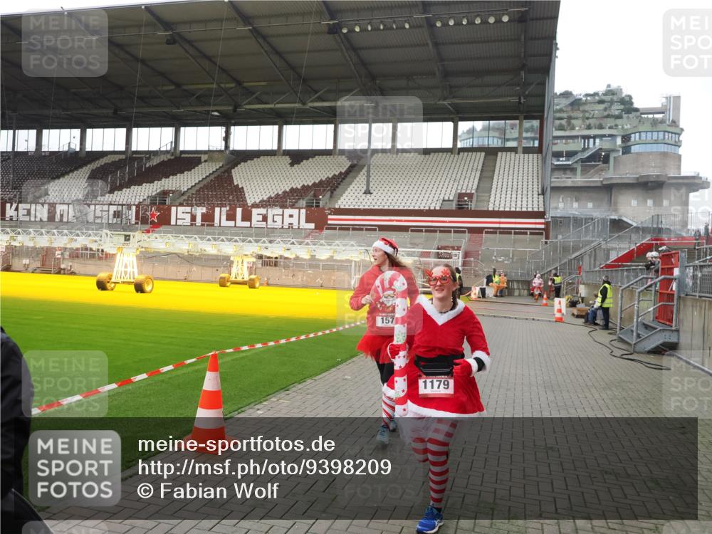 07.12.2025 - St. Pauli X-Mass-Run No. 15 Fabian Wolf http://msf.ph/oto/9398209 07.12.2025 10:49:34 Ziel 157, 890, 1179, 1273, 1274, 1663, 2299, 2301, 2421 meine-sportfotos.de