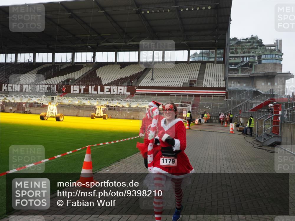 07.12.2025 - St. Pauli X-Mass-Run No. 15 Fabian Wolf http://msf.ph/oto/9398210 07.12.2025 10:49:34 Ziel 157, 890, 1179, 1273, 1274, 1663, 2299, 2301, 2421 meine-sportfotos.de