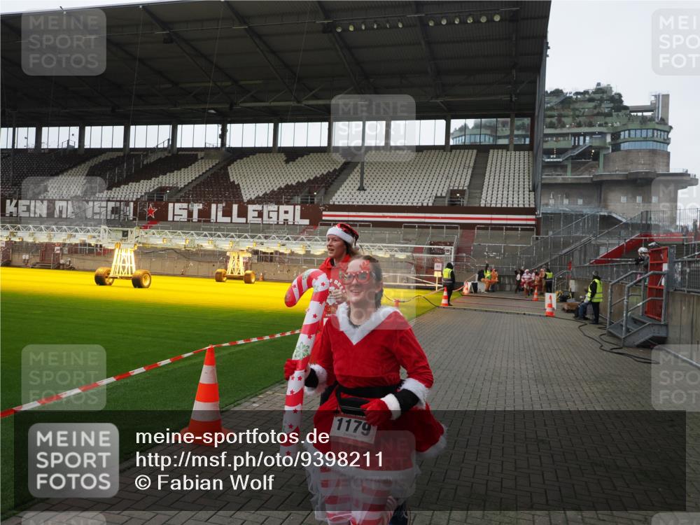 07.12.2025 - St. Pauli X-Mass-Run No. 15 Fabian Wolf http://msf.ph/oto/9398211 07.12.2025 10:49:35 Ziel 157, 890, 1179, 1273, 1274, 1663, 2299, 2301, 2421 meine-sportfotos.de