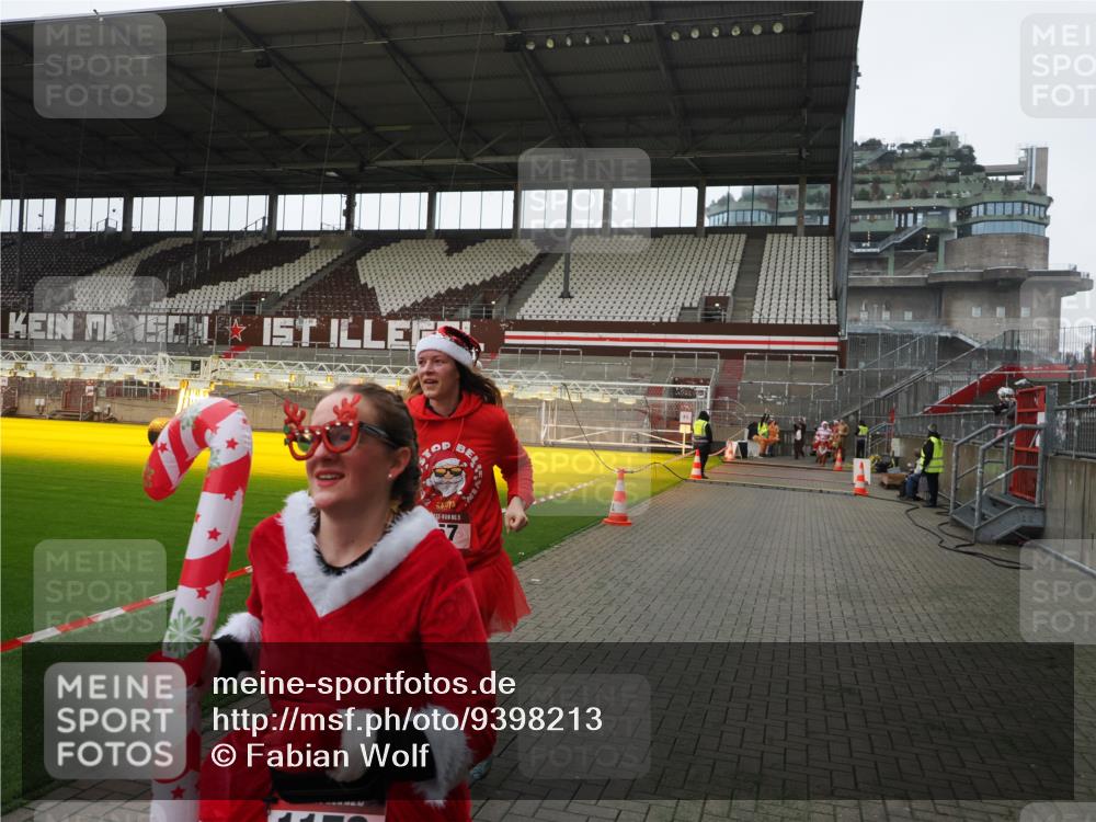 07.12.2025 - St. Pauli X-Mass-Run No. 15 Fabian Wolf http://msf.ph/oto/9398213 07.12.2025 10:49:35 Ziel 157, 890, 1179, 1273, 1274, 1663, 2299, 2301, 2421 meine-sportfotos.de