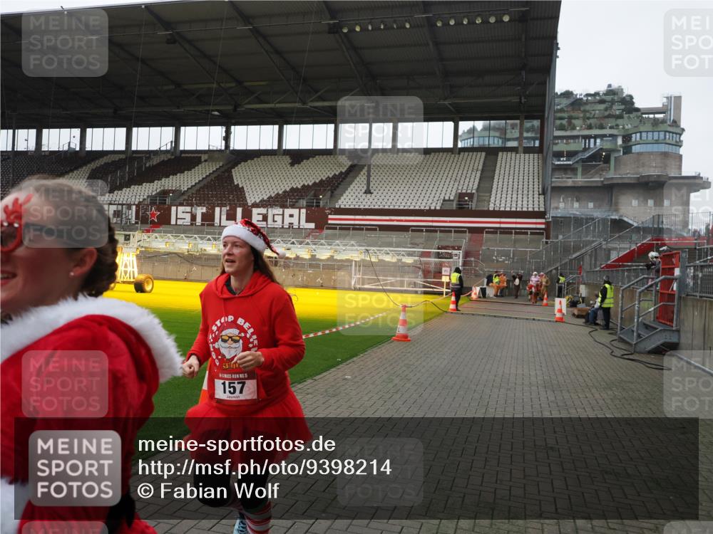 07.12.2025 - St. Pauli X-Mass-Run No. 15 Fabian Wolf http://msf.ph/oto/9398214 07.12.2025 10:49:35 Ziel 157, 890, 1179, 1273, 1274, 1663, 2299, 2301, 2421 meine-sportfotos.de
