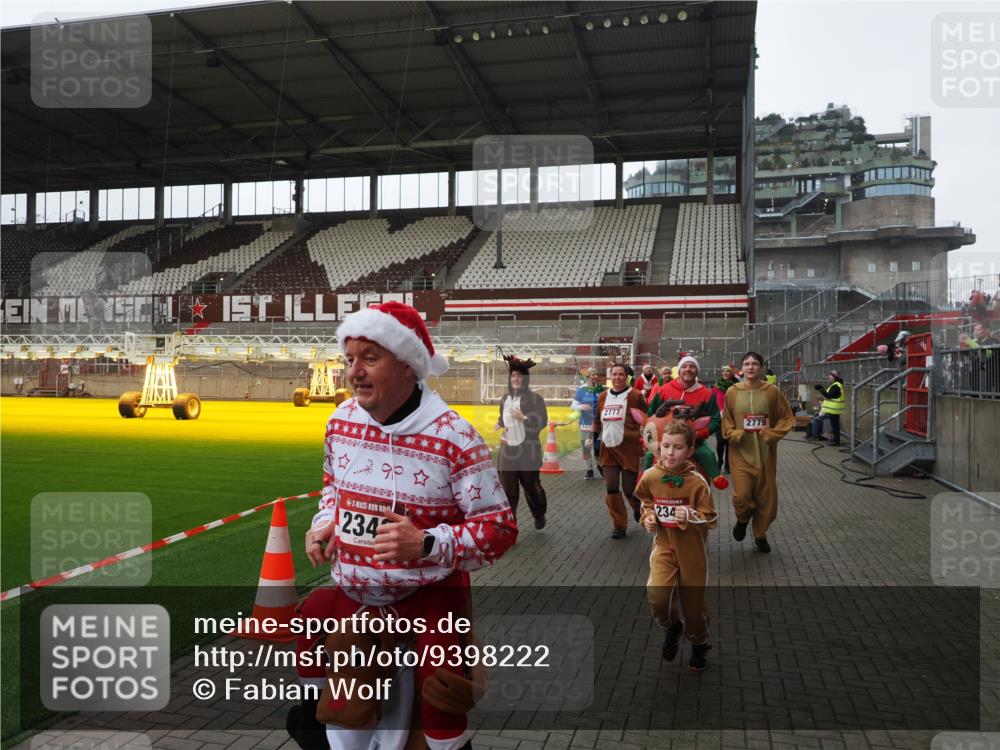 07.12.2025 - St. Pauli X-Mass-Run No. 15 Fabian Wolf http://msf.ph/oto/9398222 07.12.2025 10:49:49 Ziel 916, 1035, 1232, 2100, 2201, 2338, 2340, 2341, 2777, 2779, 3026, 3030, 3380 meine-sportfotos.de