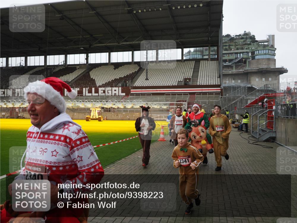 07.12.2025 - St. Pauli X-Mass-Run No. 15 Fabian Wolf http://msf.ph/oto/9398223 07.12.2025 10:49:49 Ziel 916, 1035, 1232, 2100, 2201, 2338, 2340, 2341, 2777, 2779, 3026, 3030, 3380 meine-sportfotos.de