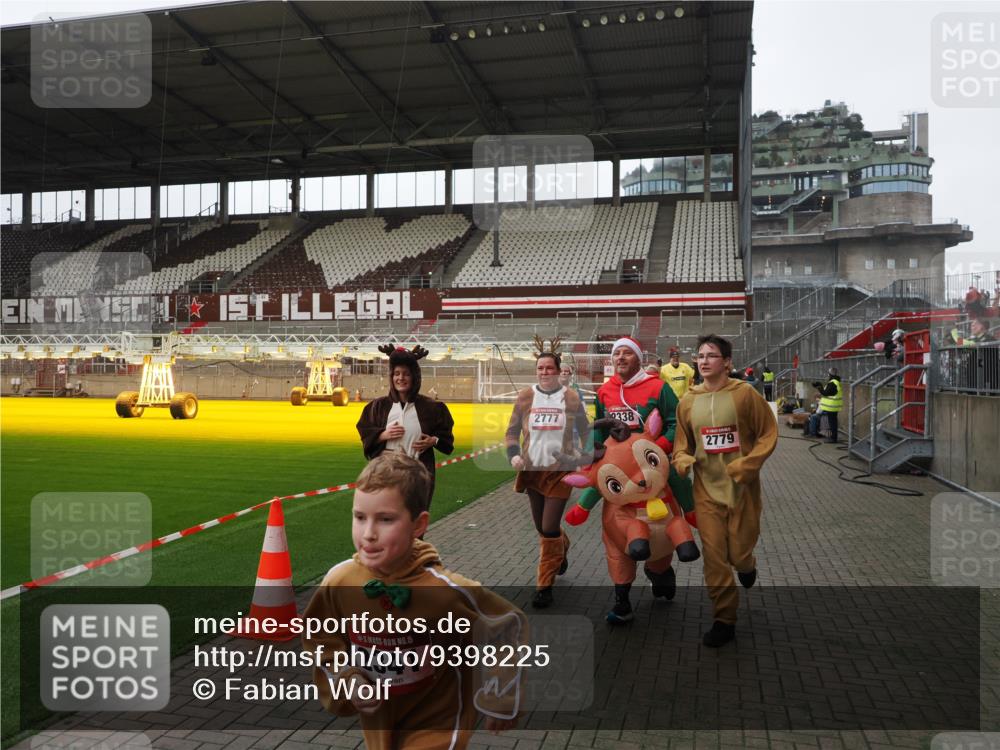 07.12.2025 - St. Pauli X-Mass-Run No. 15 Fabian Wolf http://msf.ph/oto/9398225 07.12.2025 10:49:50 Ziel 916, 1035, 1232, 2100, 2201, 2338, 2340, 2341, 2777, 2779, 3026, 3030, 3380 meine-sportfotos.de