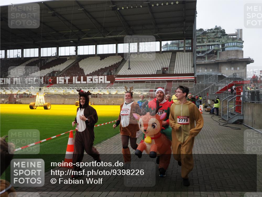 07.12.2025 - St. Pauli X-Mass-Run No. 15 Fabian Wolf http://msf.ph/oto/9398226 07.12.2025 10:49:50 Ziel 916, 1035, 1232, 2100, 2201, 2338, 2340, 2341, 2777, 2779, 3026, 3030, 3380 meine-sportfotos.de