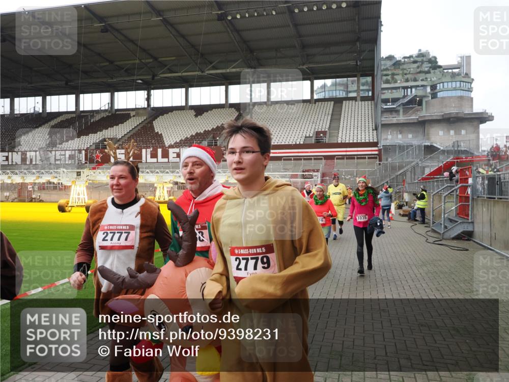 07.12.2025 - St. Pauli X-Mass-Run No. 15 Fabian Wolf http://msf.ph/oto/9398231 07.12.2025 10:49:51 Ziel 916, 1035, 1232, 2100, 2201, 2338, 2340, 2341, 2777, 2779, 3026, 3030, 3380 meine-sportfotos.de