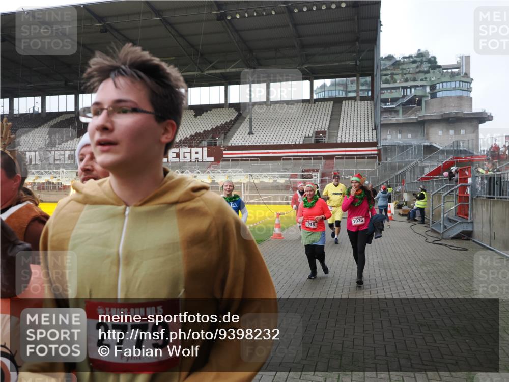07.12.2025 - St. Pauli X-Mass-Run No. 15 Fabian Wolf http://msf.ph/oto/9398232 07.12.2025 10:49:52 Ziel 916, 1035, 1232, 2100, 2201, 2338, 2340, 2341, 2777, 2779, 3026, 3030, 3380 meine-sportfotos.de