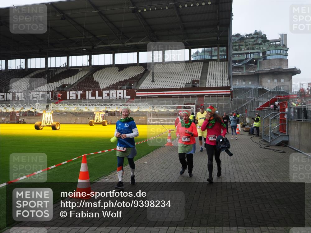 07.12.2025 - St. Pauli X-Mass-Run No. 15 Fabian Wolf http://msf.ph/oto/9398234 07.12.2025 10:49:52 Ziel 916, 1035, 1232, 2100, 2201, 2338, 2340, 2341, 2777, 2779, 3026, 3030, 3380 meine-sportfotos.de