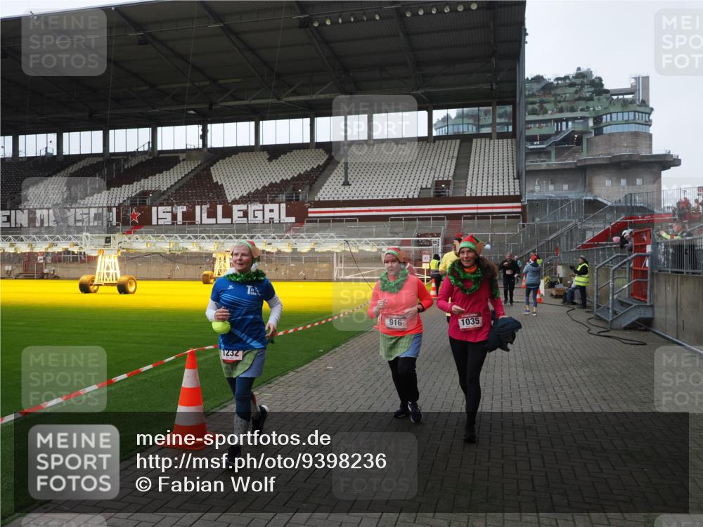07.12.2025 - St. Pauli X-Mass-Run No. 15 Fabian Wolf http://msf.ph/oto/9398236 07.12.2025 10:49:52 Ziel 916, 1035, 1232, 2100, 2201, 2338, 2340, 2341, 2777, 2779, 3026, 3030, 3380 meine-sportfotos.de