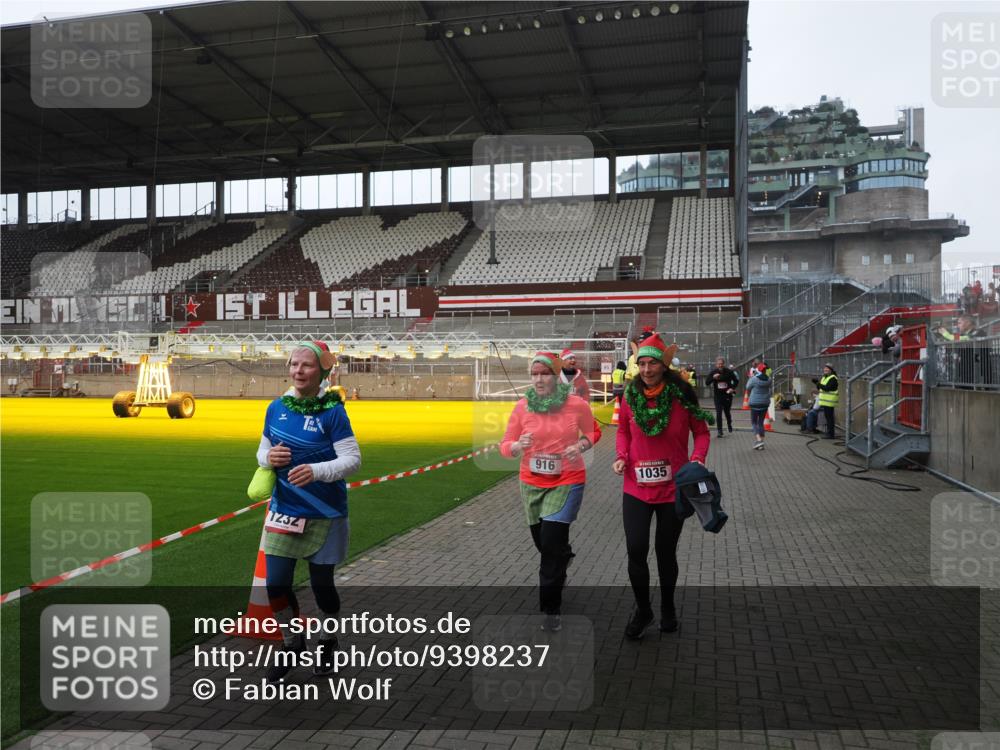 07.12.2025 - St. Pauli X-Mass-Run No. 15 Fabian Wolf http://msf.ph/oto/9398237 07.12.2025 10:49:53 Ziel 916, 1035, 1232, 2100, 2201, 2338, 2340, 2341, 2777, 2779, 3026, 3030, 3380 meine-sportfotos.de