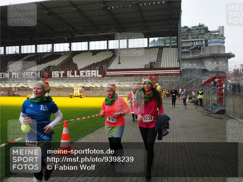 07.12.2025 - St. Pauli X-Mass-Run No. 15 Fabian Wolf http://msf.ph/oto/9398239 07.12.2025 10:49:53 Ziel 916, 1035, 1232, 2100, 2201, 2338, 2340, 2341, 2777, 2779, 3026, 3030, 3380 meine-sportfotos.de