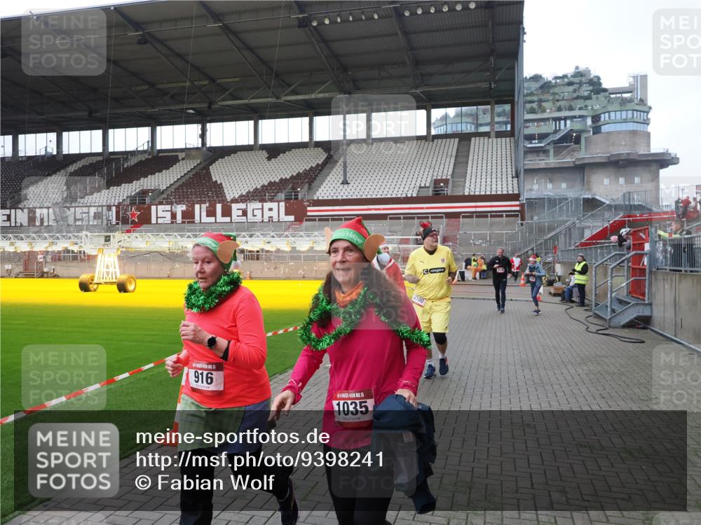 07.12.2025 - St. Pauli X-Mass-Run No. 15 Fabian Wolf http://msf.ph/oto/9398241 07.12.2025 10:49:54 Ziel 916, 1035, 1232, 2100, 2201, 2338, 2340, 2341, 2777, 2779, 3026, 3030, 3380 meine-sportfotos.de