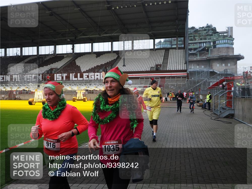 07.12.2025 - St. Pauli X-Mass-Run No. 15 Fabian Wolf http://msf.ph/oto/9398242 07.12.2025 10:49:54 Ziel 916, 1035, 1232, 2100, 2201, 2338, 2340, 2341, 2777, 2779, 3026, 3030, 3380 meine-sportfotos.de