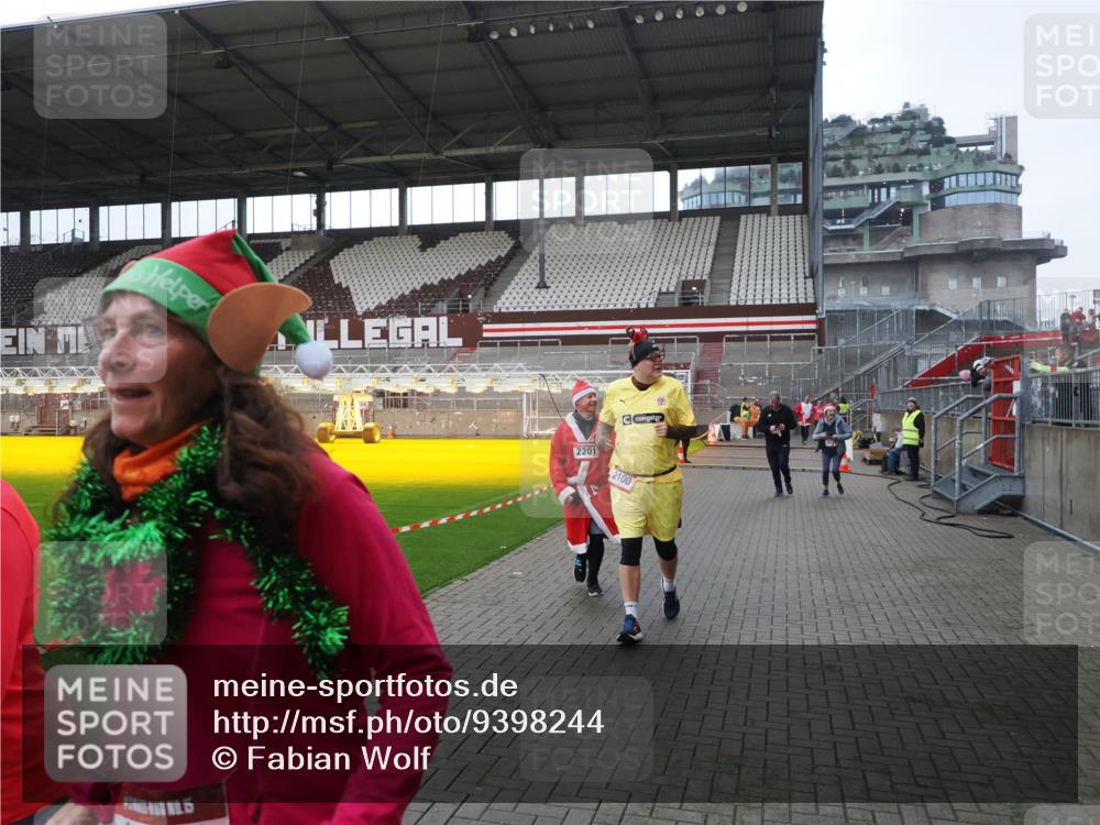 07.12.2025 - St. Pauli X-Mass-Run No. 15 Fabian Wolf http://msf.ph/oto/9398244 07.12.2025 10:49:54 Ziel 916, 1035, 1232, 2100, 2201, 2338, 2340, 2341, 2777, 2779, 3026, 3030, 3380 meine-sportfotos.de