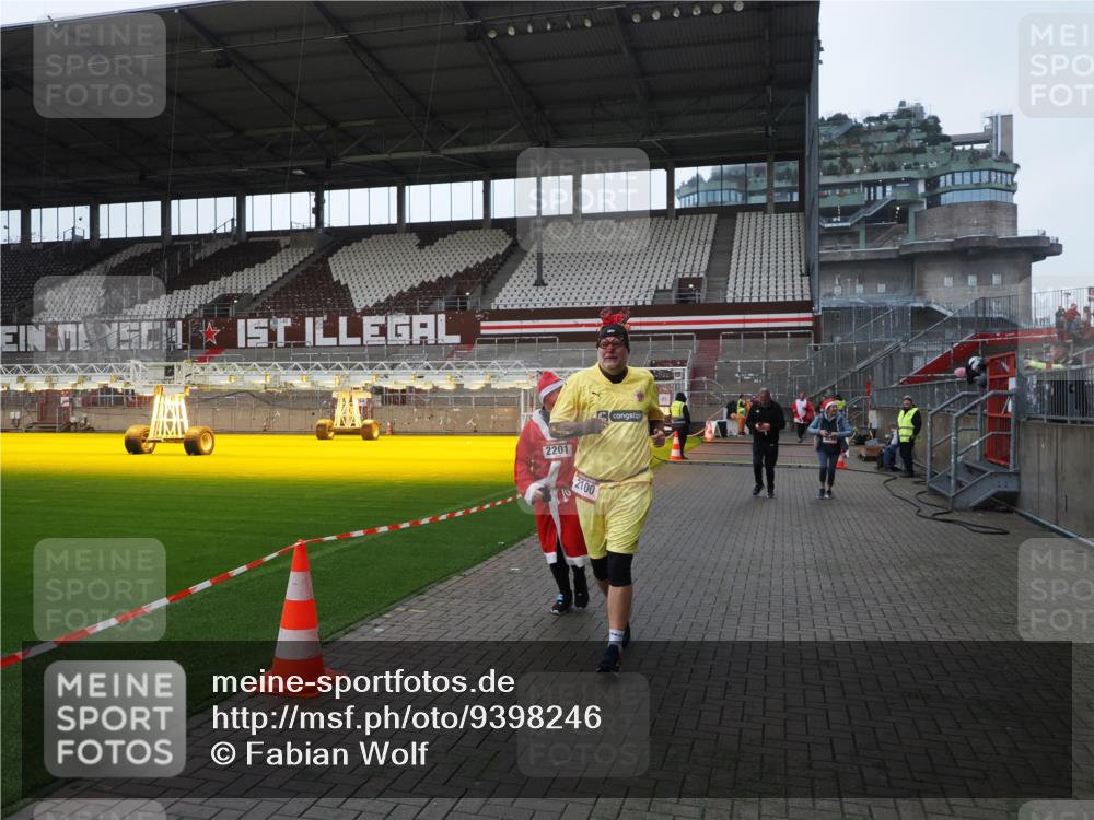 07.12.2025 - St. Pauli X-Mass-Run No. 15 Fabian Wolf http://msf.ph/oto/9398246 07.12.2025 10:49:55 Ziel 916, 1035, 1232, 2100, 2201, 2338, 2340, 2341, 2777, 2779, 3026, 3030, 3380 meine-sportfotos.de