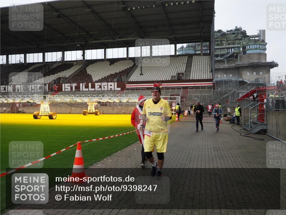 07.12.2025 - St. Pauli X-Mass-Run No. 15 Fabian Wolf http://msf.ph/oto/9398247 07.12.2025 10:49:55 Ziel 916, 1035, 1232, 2100, 2201, 2338, 2340, 2341, 2777, 2779, 3026, 3030, 3380 meine-sportfotos.de