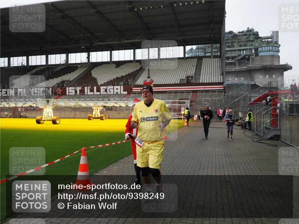 07.12.2025 - St. Pauli X-Mass-Run No. 15 Fabian Wolf http://msf.ph/oto/9398249 07.12.2025 10:49:55 Ziel 916, 1035, 1232, 2100, 2201, 2338, 2340, 2341, 2777, 2779, 3026, 3030, 3380 meine-sportfotos.de