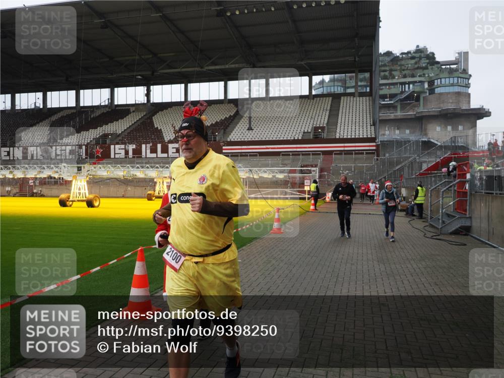 07.12.2025 - St. Pauli X-Mass-Run No. 15 Fabian Wolf http://msf.ph/oto/9398250 07.12.2025 10:49:56 Ziel 916, 1035, 1232, 2100, 2201, 2338, 2340, 2341, 2777, 2779, 3026, 3030, 3380, 4855 meine-sportfotos.de