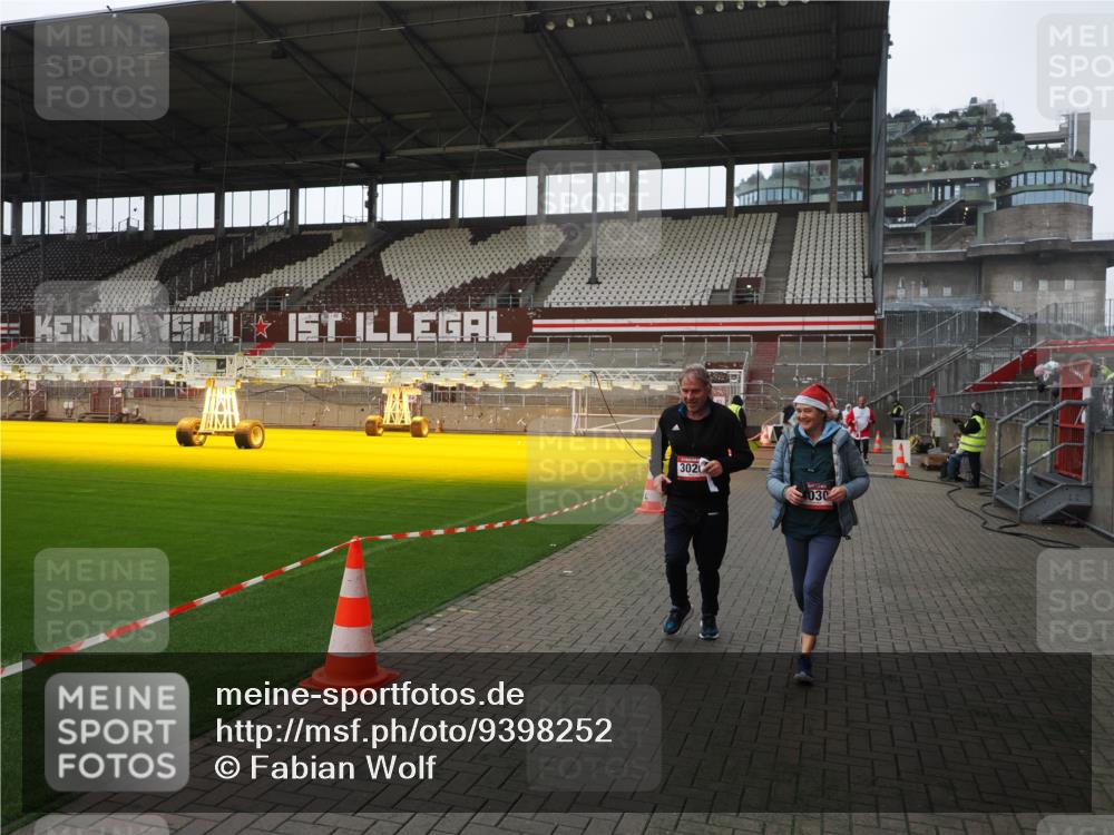 07.12.2025 - St. Pauli X-Mass-Run No. 15 Fabian Wolf http://msf.ph/oto/9398252 07.12.2025 10:49:58 Ziel 916, 1035, 1232, 2100, 2201, 2338, 2340, 2341, 2575, 2777, 2779, 3026, 3030, 3380, 4855 meine-sportfotos.de