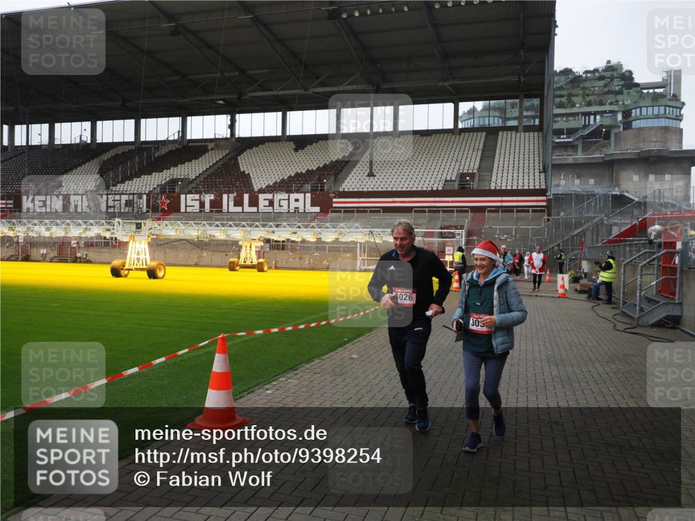 07.12.2025 - St. Pauli X-Mass-Run No. 15 Fabian Wolf http://msf.ph/oto/9398254 07.12.2025 10:49:59 Ziel 40, 916, 1035, 1232, 2100, 2201, 2338, 2341, 2575, 2777, 2779, 3026, 3030, 3380, 4855 meine-sportfotos.de