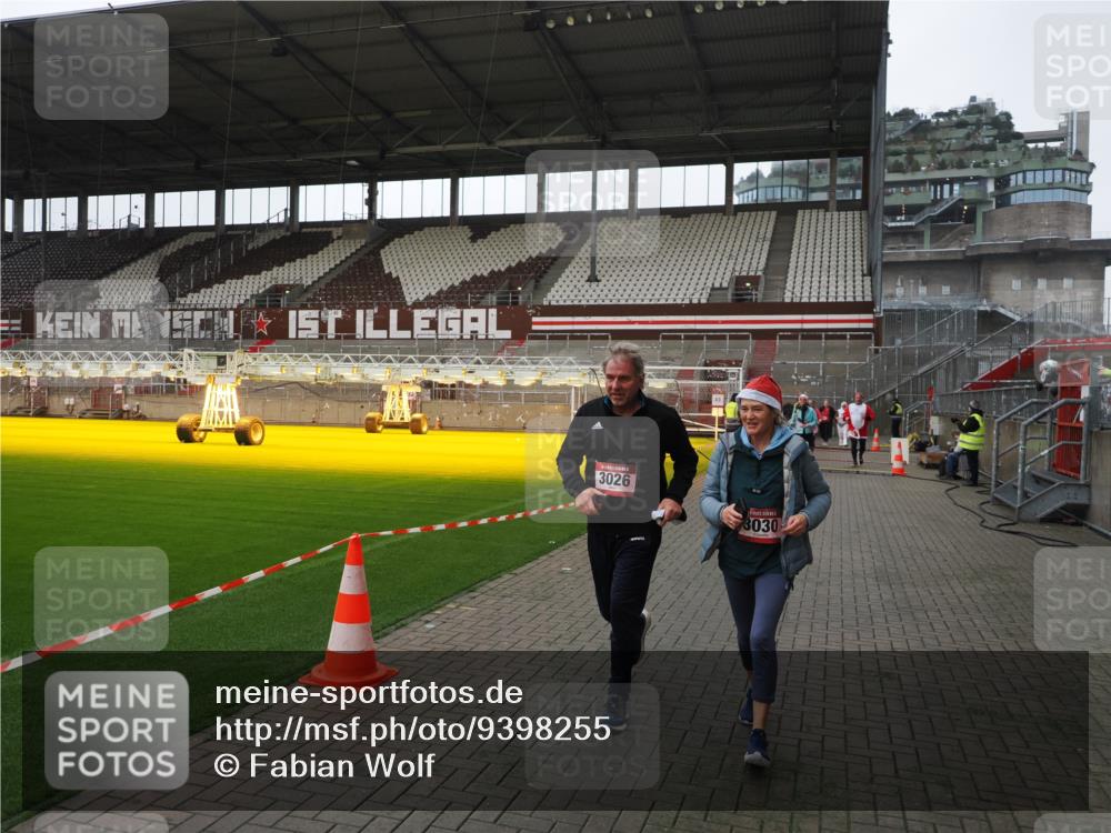 07.12.2025 - St. Pauli X-Mass-Run No. 15 Fabian Wolf http://msf.ph/oto/9398255 07.12.2025 10:49:59 Ziel 40, 916, 1035, 1232, 2100, 2201, 2338, 2341, 2575, 2777, 2779, 3026, 3030, 3380, 4855 meine-sportfotos.de