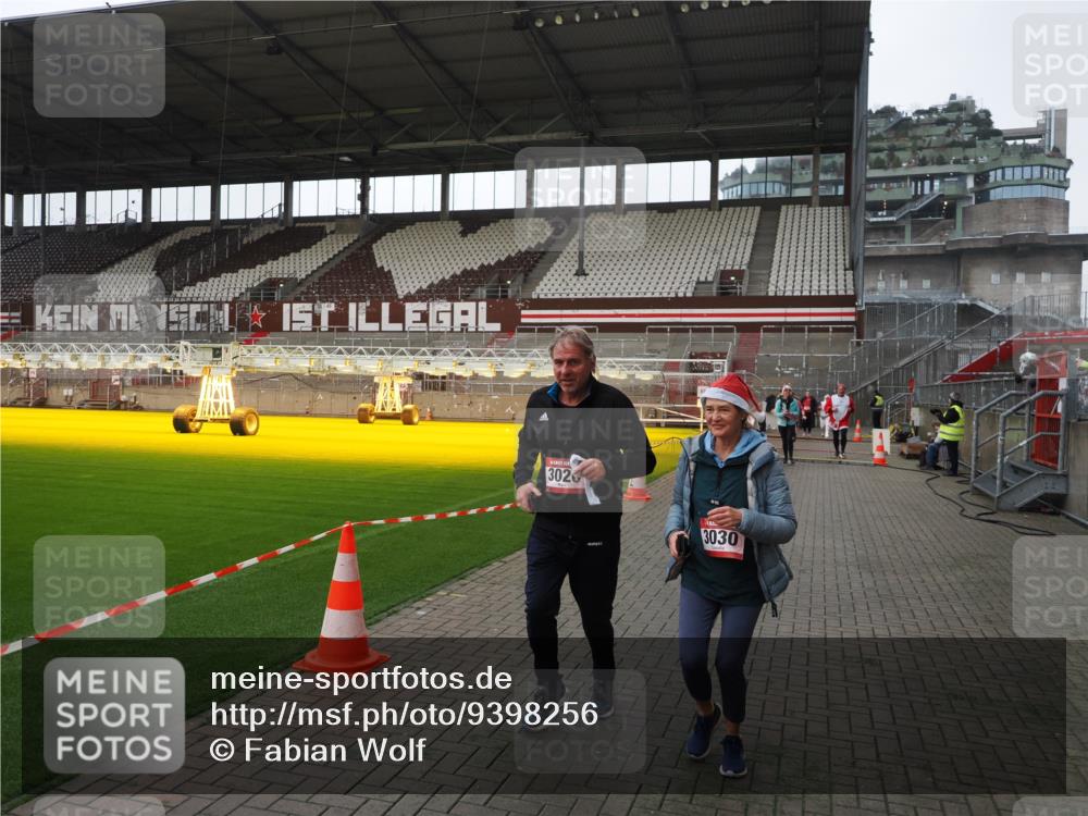 07.12.2025 - St. Pauli X-Mass-Run No. 15 Fabian Wolf http://msf.ph/oto/9398256 07.12.2025 10:49:59 Ziel 40, 916, 1035, 1232, 2100, 2201, 2338, 2341, 2575, 2777, 2779, 3026, 3030, 3380, 4855 meine-sportfotos.de
