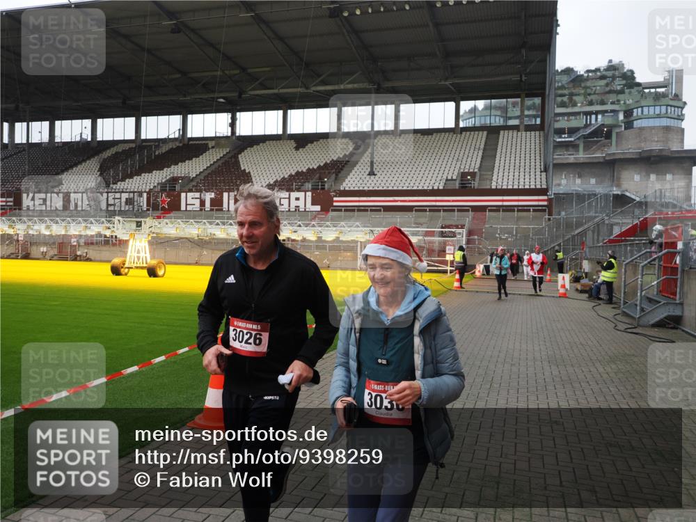 07.12.2025 - St. Pauli X-Mass-Run No. 15 Fabian Wolf http://msf.ph/oto/9398259 07.12.2025 10:50:00 Ziel 40, 916, 1035, 1232, 2100, 2201, 2338, 2575, 2777, 3026, 3030, 3380, 4855 meine-sportfotos.de