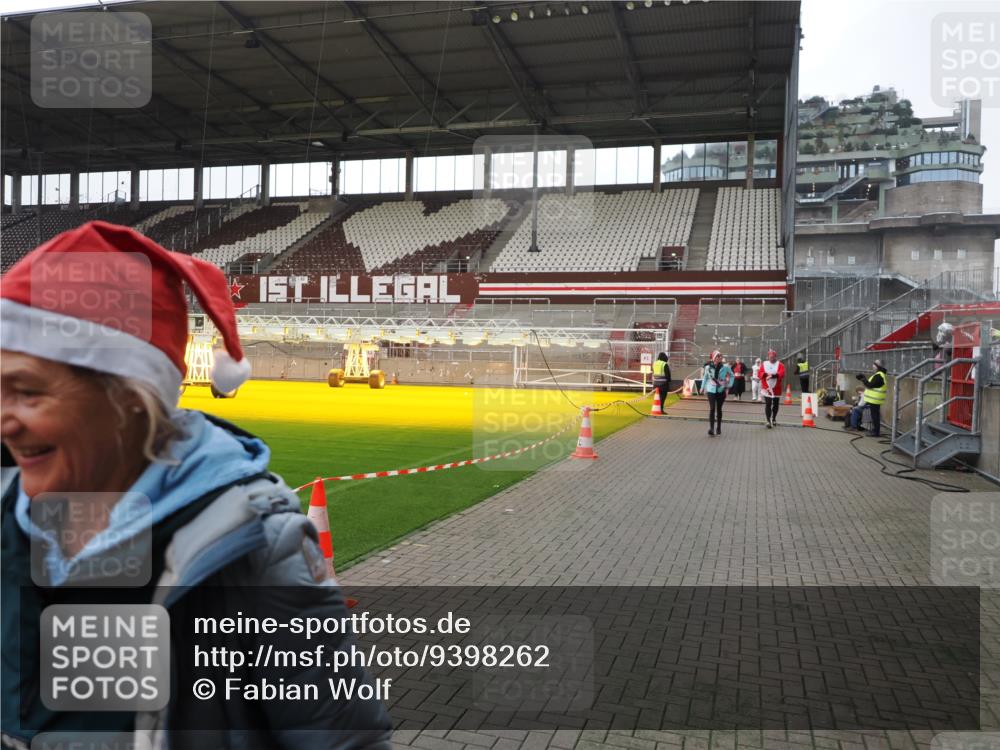 07.12.2025 - St. Pauli X-Mass-Run No. 15 Fabian Wolf http://msf.ph/oto/9398262 07.12.2025 10:50:00 Ziel 40, 916, 1035, 1232, 2100, 2201, 2338, 2575, 2777, 3026, 3030, 3380, 4855 meine-sportfotos.de