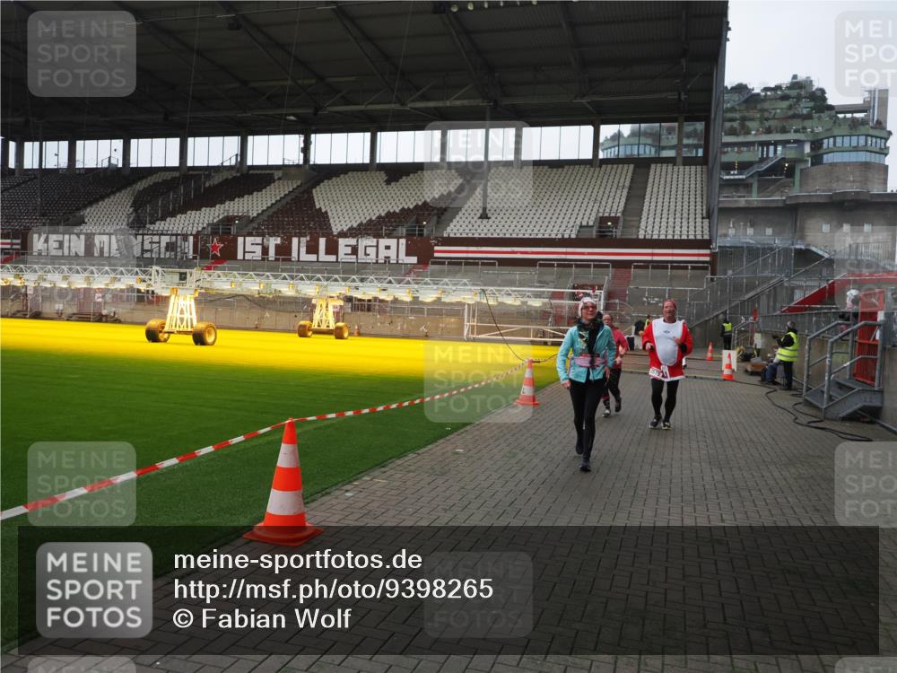 07.12.2025 - St. Pauli X-Mass-Run No. 15 Fabian Wolf http://msf.ph/oto/9398265 07.12.2025 10:50:05 Ziel 40, 904, 905, 2100, 2201, 2575, 3026, 3030, 4855 meine-sportfotos.de