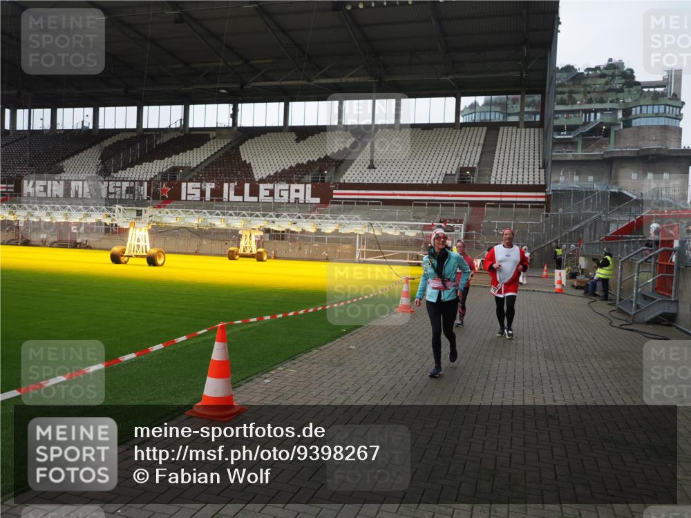 07.12.2025 - St. Pauli X-Mass-Run No. 15 Fabian Wolf http://msf.ph/oto/9398267 07.12.2025 10:50:05 Ziel 40, 904, 905, 2100, 2201, 2575, 3026, 3030, 4855 meine-sportfotos.de