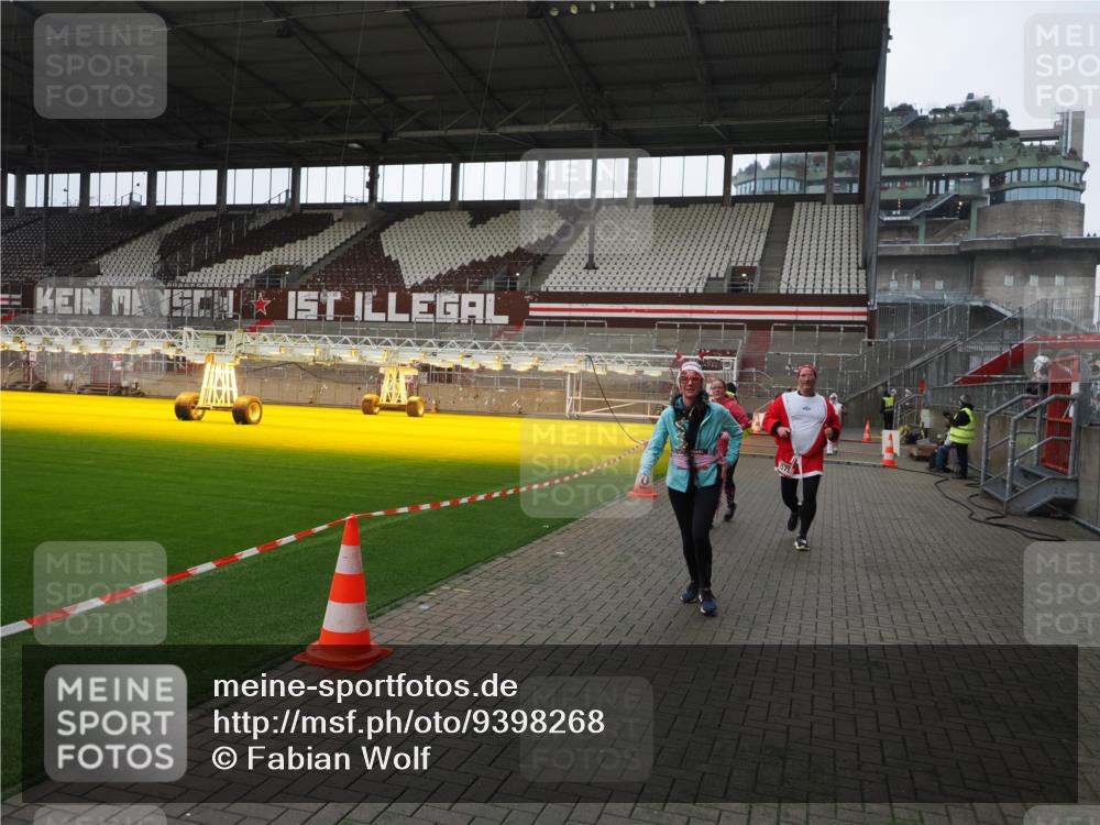 07.12.2025 - St. Pauli X-Mass-Run No. 15 Fabian Wolf http://msf.ph/oto/9398268 07.12.2025 10:50:05 Ziel 40, 904, 905, 2100, 2201, 2575, 3026, 3030, 4855 meine-sportfotos.de