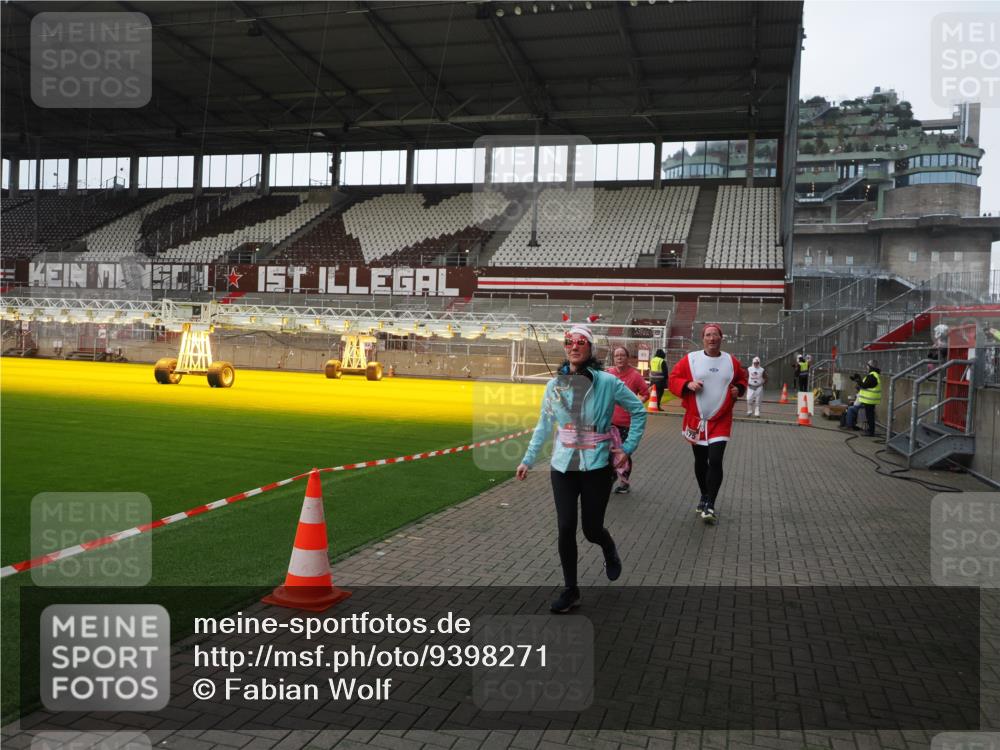 07.12.2025 - St. Pauli X-Mass-Run No. 15 Fabian Wolf http://msf.ph/oto/9398271 07.12.2025 10:50:06 Ziel 40, 904, 905, 2575, 3026, 3030, 4855 meine-sportfotos.de