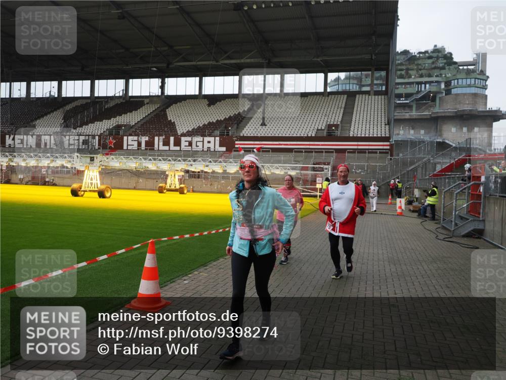 07.12.2025 - St. Pauli X-Mass-Run No. 15 Fabian Wolf http://msf.ph/oto/9398274 07.12.2025 10:50:07 Ziel 40, 904, 905, 2575, 3026, 4855 meine-sportfotos.de