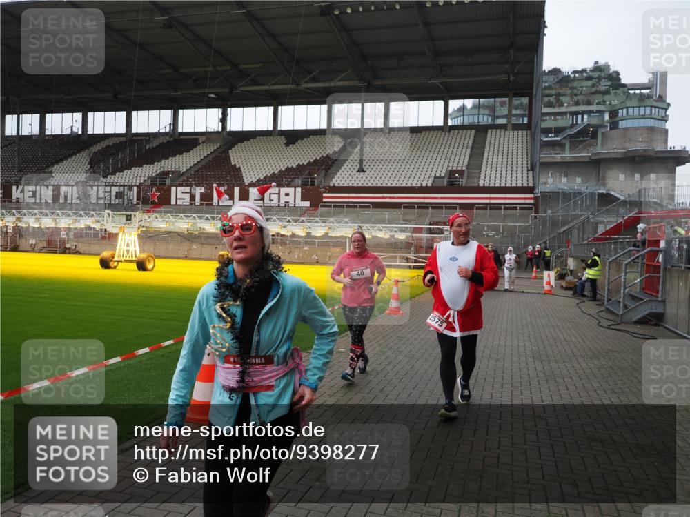 07.12.2025 - St. Pauli X-Mass-Run No. 15 Fabian Wolf http://msf.ph/oto/9398277 07.12.2025 10:50:07 Ziel 40, 904, 905, 2575, 3026, 4855 meine-sportfotos.de