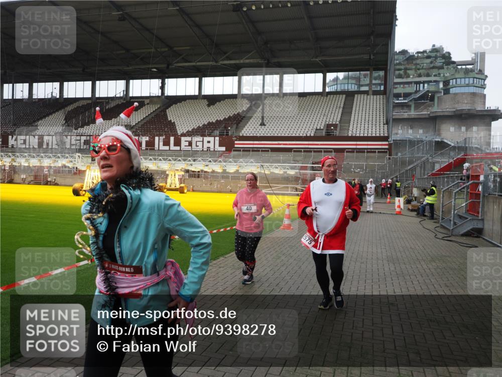 07.12.2025 - St. Pauli X-Mass-Run No. 15 Fabian Wolf http://msf.ph/oto/9398278 07.12.2025 10:50:07 Ziel 40, 904, 905, 2575, 3026, 4855 meine-sportfotos.de