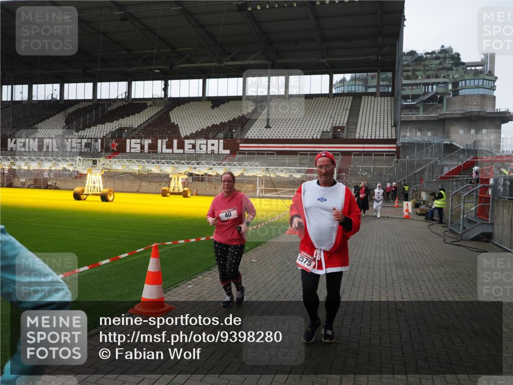 07.12.2025 - St. Pauli X-Mass-Run No. 15 Fabian Wolf http://msf.ph/oto/9398280 07.12.2025 10:50:08 Ziel 40, 904, 905, 2575, 3026, 4855 meine-sportfotos.de