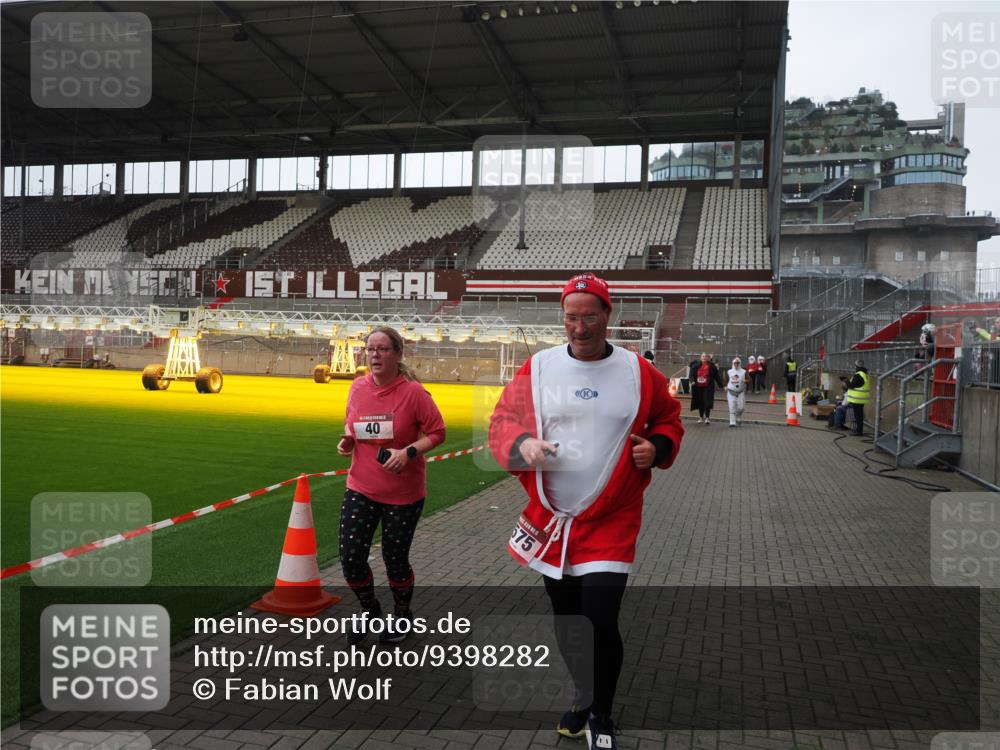 07.12.2025 - St. Pauli X-Mass-Run No. 15 Fabian Wolf http://msf.ph/oto/9398282 07.12.2025 10:50:08 Ziel 40, 904, 905, 2575, 3026, 4855 meine-sportfotos.de