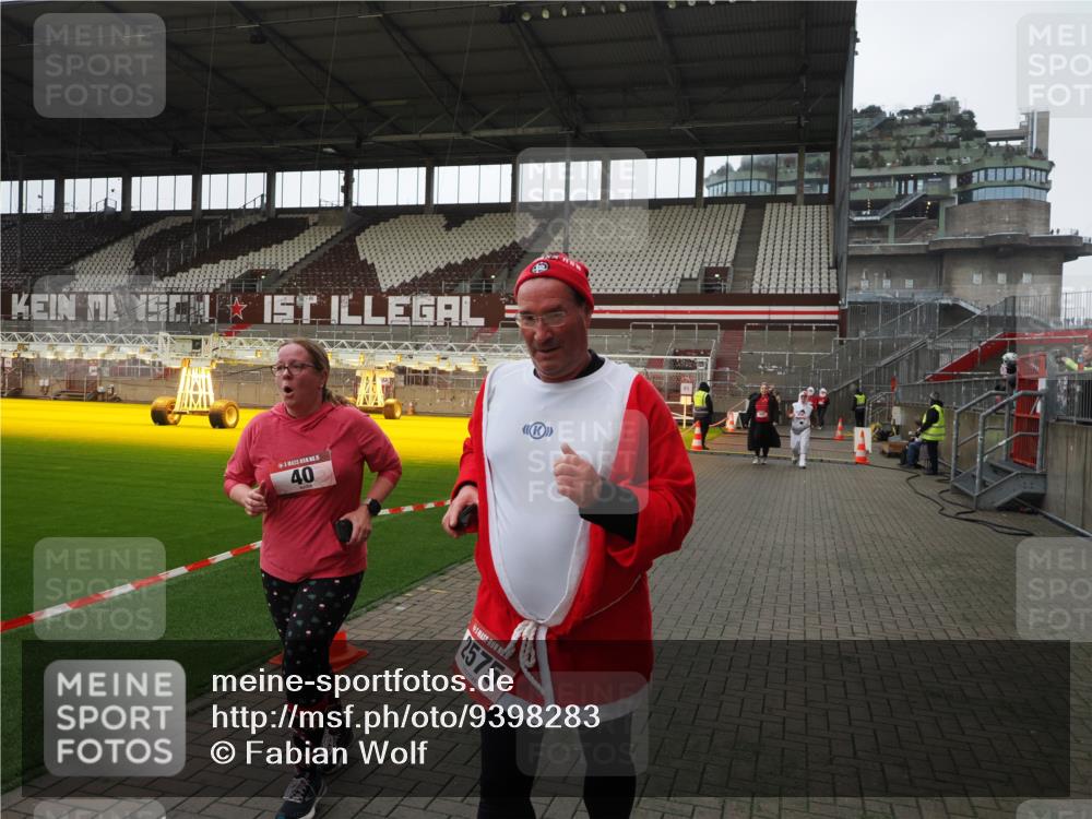 07.12.2025 - St. Pauli X-Mass-Run No. 15 Fabian Wolf http://msf.ph/oto/9398283 07.12.2025 10:50:09 Ziel 40, 904, 905, 2575, 3026, 4855 meine-sportfotos.de