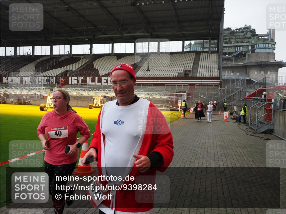 07.12.2025 - St. Pauli X-Mass-Run No. 15 Fabian Wolf http://msf.ph/oto/9398284 07.12.2025 10:50:09 Ziel 40, 904, 905, 2575, 3026, 4855 meine-sportfotos.de