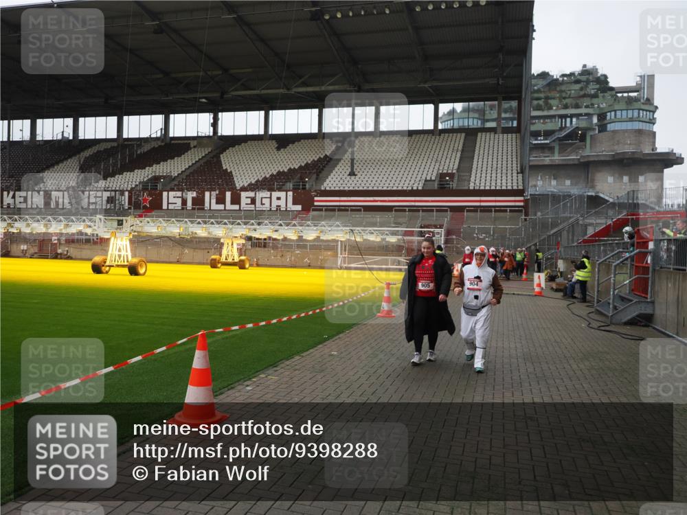 07.12.2025 - St. Pauli X-Mass-Run No. 15 Fabian Wolf http://msf.ph/oto/9398288 07.12.2025 10:50:16 Ziel 40, 904, 905, 2575, 4110, 4111, 4855 meine-sportfotos.de