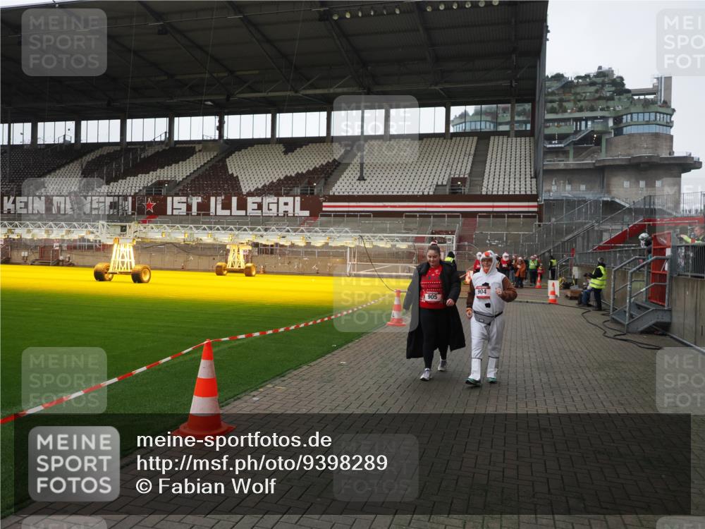 07.12.2025 - St. Pauli X-Mass-Run No. 15 Fabian Wolf http://msf.ph/oto/9398289 07.12.2025 10:50:16 Ziel 40, 904, 905, 2575, 4110, 4111, 4855 meine-sportfotos.de