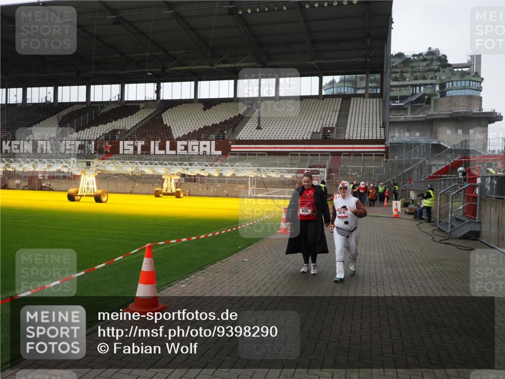 07.12.2025 - St. Pauli X-Mass-Run No. 15 Fabian Wolf http://msf.ph/oto/9398290 07.12.2025 10:50:16 Ziel 40, 904, 905, 2575, 4110, 4111, 4855 meine-sportfotos.de