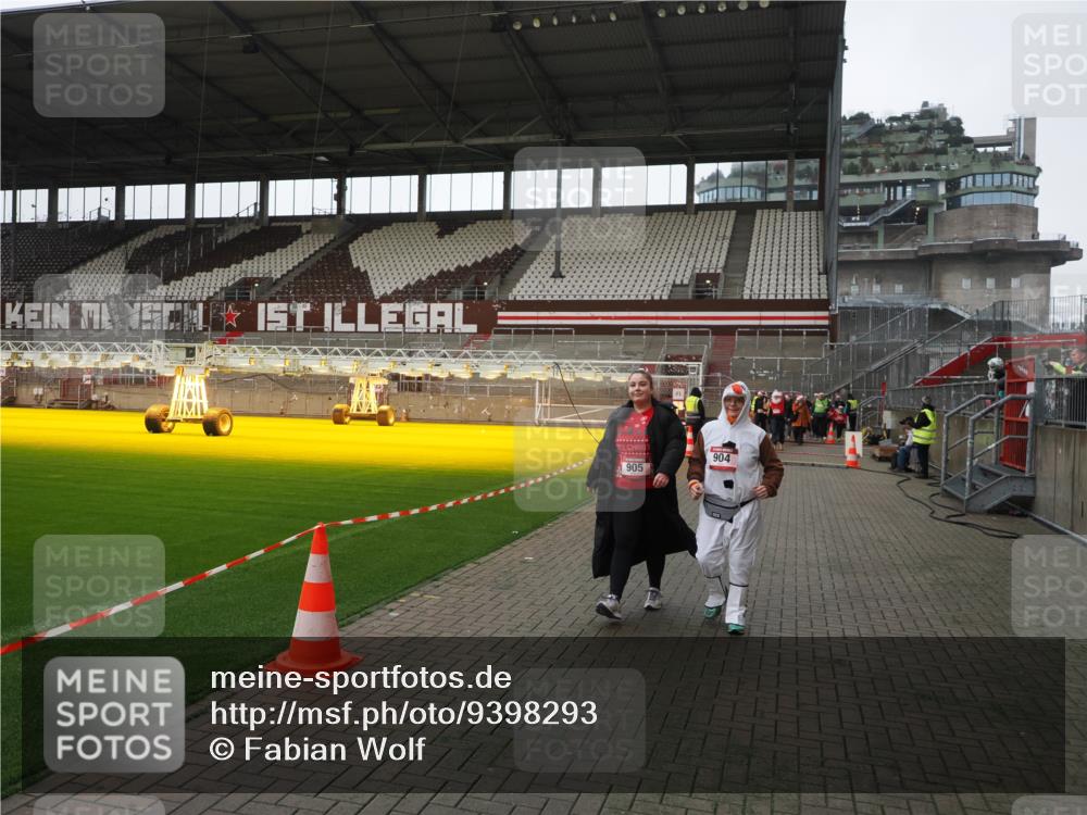 07.12.2025 - St. Pauli X-Mass-Run No. 15 Fabian Wolf http://msf.ph/oto/9398293 07.12.2025 10:50:17 Ziel 40, 904, 905, 2575, 4110, 4111 meine-sportfotos.de