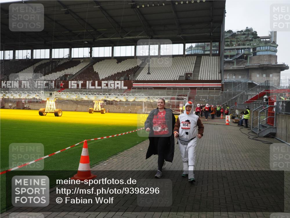 07.12.2025 - St. Pauli X-Mass-Run No. 15 Fabian Wolf http://msf.ph/oto/9398296 07.12.2025 10:50:18 Ziel 40, 904, 905, 4110, 4111 meine-sportfotos.de