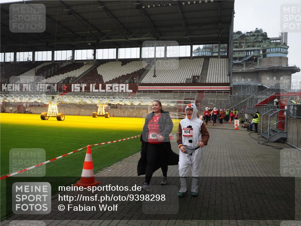07.12.2025 - St. Pauli X-Mass-Run No. 15 Fabian Wolf http://msf.ph/oto/9398298 07.12.2025 10:50:18 Ziel 40, 904, 905, 4110, 4111 meine-sportfotos.de